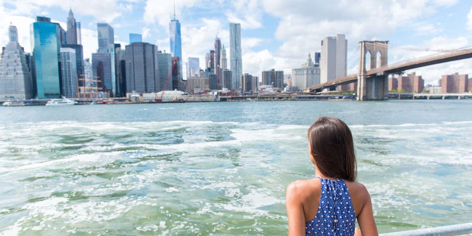 female-tourist-looking-at-manhattan-skyline