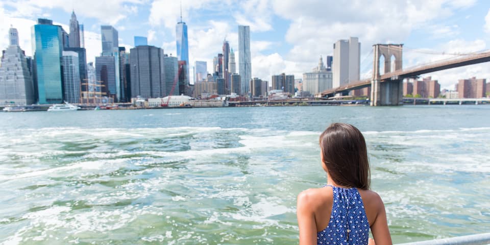 young-woman-looking-at-brooklyn-bridge