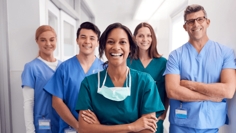group of travel nurses from the same travel nurse agency working together